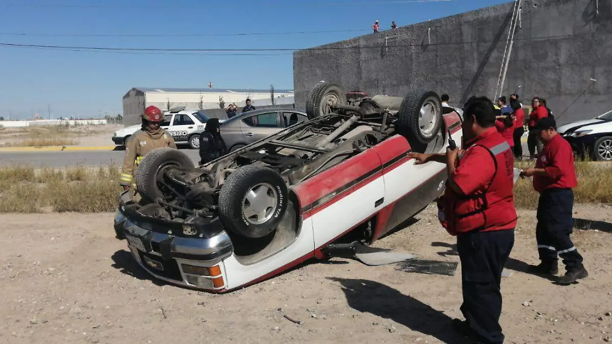 28 Se registra fuerte volcadura en Gómez Palacio